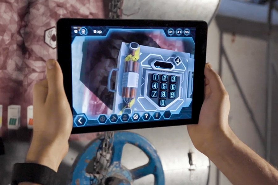Tablette affichant une énigme en réalité augmentée pendant un escape game à Genève